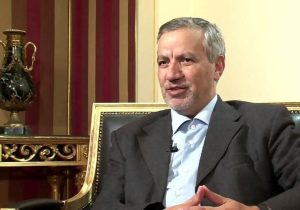 دفاع عطاءالله مهاجرانی از مصاحبه پزشکیان با تاکر کارلسون: او به دقت یک جراح قلب حرف زد/ زبان و ادبیات جراحان با قصابان متفاوت است و نیز تیغ جراحی با ساتور یا کارد قصابی